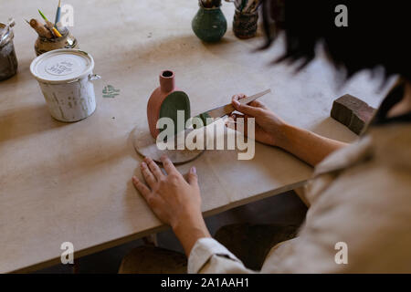 Potter féminin au travail dans un atelier de poterie Banque D'Images