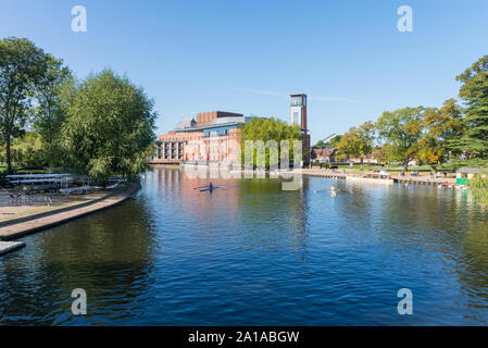 Le Royal Shakespeare Theatre, au bord de la rivière Avon à Stratford-upon-Avon, Warwickshire opun Banque D'Images