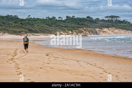 Sac à dos avec pèlerin passe plage sur la voie du Camino de Santiago, Espagne Banque D'Images