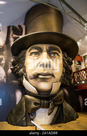 Hall d'exposition à la fibre de verre avec Brunel en réplique de la grand visage de l'homme donnant sur la chambre. Brunel étant fait partie de la SS Great Britain Ship Museum arsenal, Bristol. Royaume-uni (109) Banque D'Images