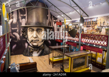 Hall d'exposition à la fibre de verre avec Brunel en réplique de la grand visage de l'homme donnant sur la chambre. Brunel étant fait partie de la SS Great Britain Ship Museum, dockyard Bristol. Royaume-uni (109) Banque D'Images