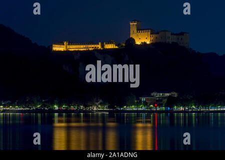 Belle vue nocturne de la Rocca Borromea di Angera, surplombant le Lago Maggiore, Italie Banque D'Images