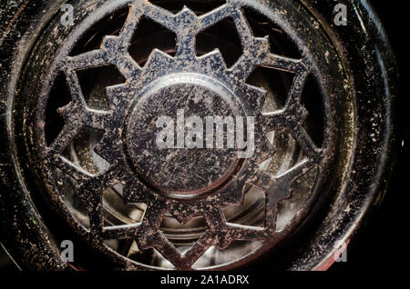 Fragment d'un vieux disque vinyle dvd un ramasseur de métal macro close-up Banque D'Images