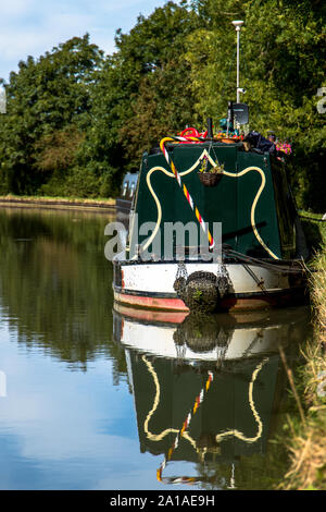 Vue arrière d'une péniche amarrée sur le Canal Grand Union près de Blisworth. Banque D'Images