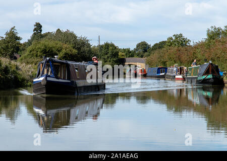 Journée bien remplie sur le Grand Union Canal, comme on l'a vu près du charmant village de Blisworth. Banque D'Images