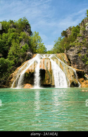 Cascade de Turner Falls, New York, avec une belle couleur bleu aqua l'eau sous le ciel printanier Banque D'Images