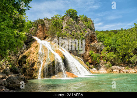 En cascade sur les rochers de l'eau dans une piscine naturelle à Turner Falls dans l'Oklahoma au printemps Banque D'Images