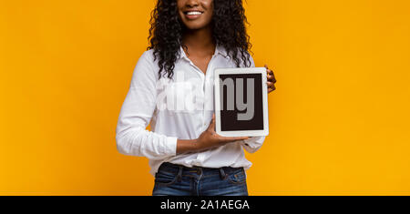 African woman showing blank écran tablette numérique Banque D'Images