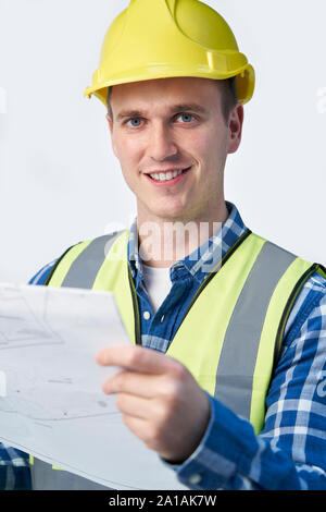 Portrait de l'architecte constructeur à Plans à contre fond blanc Banque D'Images