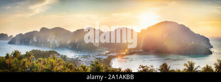 Phi-Phi island sunset panorama à partir de point de vue sur la montagne Banque D'Images