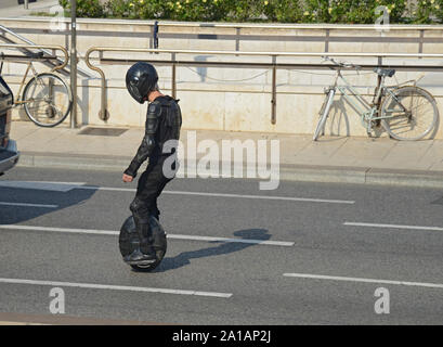 L'Italie, Lombardie, Milan, l'homme monté sur son monocycle sur Street Banque D'Images