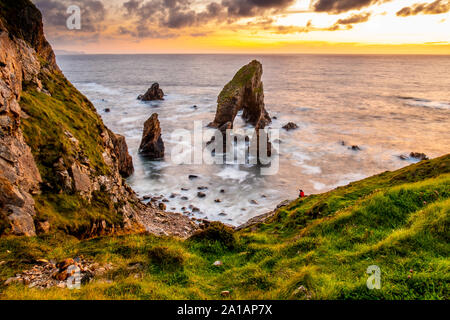 L'exposition longue de Crohy Head tme mer Arch culottes pendant le coucher du soleil - comté de Donegal, Irlande. Banque D'Images