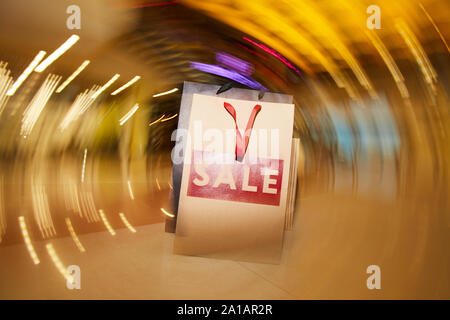 Blurred motion de sacs papier debout sur le plancher de shopping mall Banque D'Images