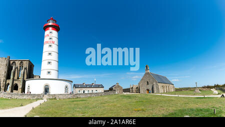 Plougonvelin, Finistère / France - 22 août 2019 : Panorama de la Pointe Saint Mathieu phare et l'abbaye et la chapelle, sur la côte de Bretagne Banque D'Images