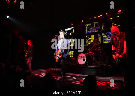 Le groupe de Rock Road Trip Amy Jo Doty, Daniel Jason Doty, et Christopher Joseph Szebeni joué à Bataille à Bago. Oshkosh, Wisconsin 22 février 20 Banque D'Images