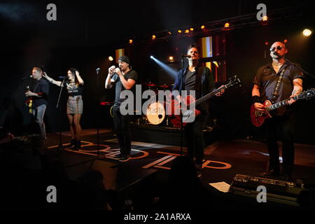 Le groupe de Rock Road Trip Amy Jo Doty, Daniel Jason Doty, et Christopher Joseph Szebeni joué à Bataille à Bago. Oshkosh, Wisconsin 22 février 20 Banque D'Images