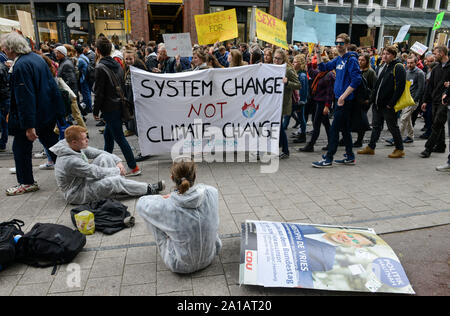 Allemagne, Hambourg, ville vendredi pour venir, tous les changements de rallye avec 70 000 manifestants pour la protection du climat / Deutschland, Hambourg, Binnenalster und Jungfernstieg, vendredi pour les futurs-Bewegung, Alle fürs Klima Demo fuer appellation « Klimaschutz » 20.9.2019 Banque D'Images