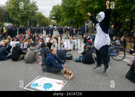 Allemagne, Hambourg, ville bloquant la route pour le climat et les actions de la police après vendredi pour les rallye, manifestant en clown costume ours panda se moque des policiers et observateurs Banque D'Images