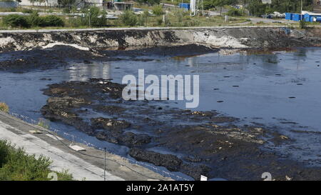 La contamination du sol et de l'eau pollutions au comptant du pétrole, ancien dump les déchets toxiques, les catastrophes environnementales, la contamination de l'environnement, de l'huile lagoon Banque D'Images