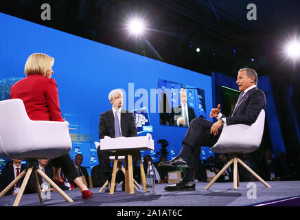 New York, États-Unis. 25 Septembre, 2019. Jamie Dimon, président-directeur général de JPMorgan Chase, centre, et Bob Iger, président et chef de la Walt Disney, avoir une discussion avec Francine Lacqua de Bloomberg TV à la troisième édition annuelle de Bloomberg Global Business Forum tenu à l'hôtel Plaza à New York le mercredi, Septembre 25, 2019. Politiques et les dirigeants d'assister au forum discutons comment les effets des changements climatiques l'économie mondiale, et les solutions possibles à la crise. Monika Graff/UPI UPI : Crédit/Alamy Live News Banque D'Images