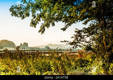 La vue en direction de Liddington Hill, près de Swindon, Wiltshire sur un automne précoce le lever du soleil. Banque D'Images