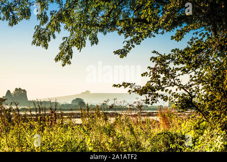 La vue en direction de Liddington Hill, près de Swindon, Wiltshire sur un automne précoce le lever du soleil. Banque D'Images