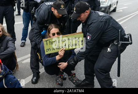 Allemagne, Hambourg, ville bloquant la route pour le climat et les actions de la police après vendredi pour les rally, la bannière n'y a pas d'argent sur une planète morte Banque D'Images