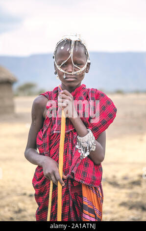 Arusha, Tanzanie, le 7 septembre 2019 : jeune garçon en tenue traditionnelle masaï Banque D'Images