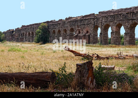 Aqua Claudia ; 1er siècle l'aqueduc ; parc ; Parco degli Acquedotti ; l'eau déplacée par gravité ; Voie Appienne, parc régional ; anciennes ruines romaines ; vieux arc en pierre Banque D'Images