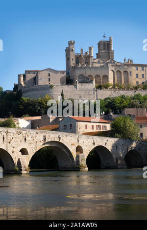 Beziers, France. La cathédrale qui surplombe la ville et pont sur la rivière Orb Banque D'Images