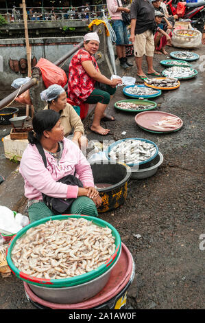 Les femmes à la vente du poisson et des crevettes, au marché Pasar Badung à Denpasar, Bali, Indonésie Banque D'Images