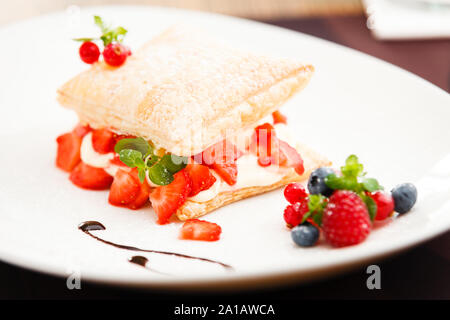 Strudel sucré avec peach Banque D'Images