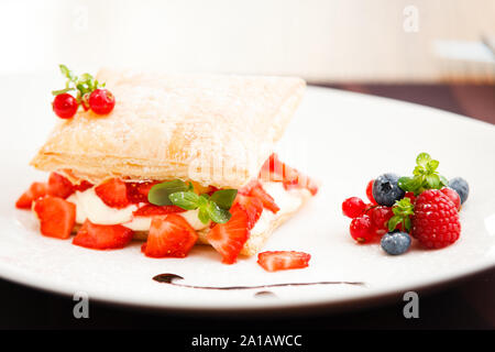 Strudel sucré avec peach Banque D'Images