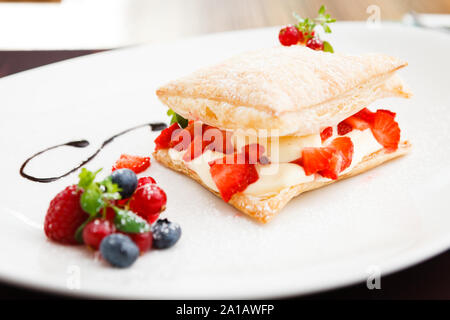 Strudel sucré avec peach Banque D'Images