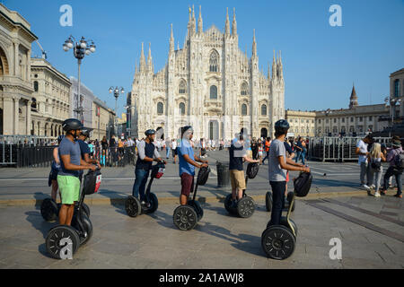 L'Italie, Lombardie, Milan, Piazza Duomo Square, les touristes en Tournée Segway guidée Banque D'Images