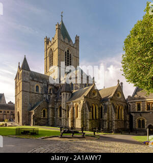 Cathédrale Christ Church à Dublin, Irlande avec la statue de Jésus sans-abri Banque D'Images