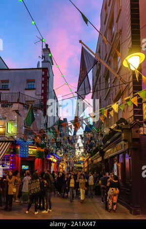 Les personnes bénéficiant d'une soirée par le Mercantile Hotel à Dame Ln dans le quartier de Temple Bar de Dublin, Irlande Banque D'Images