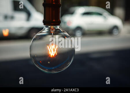 Ampoule à incandescence vintage hanging in the urban cafe Banque D'Images