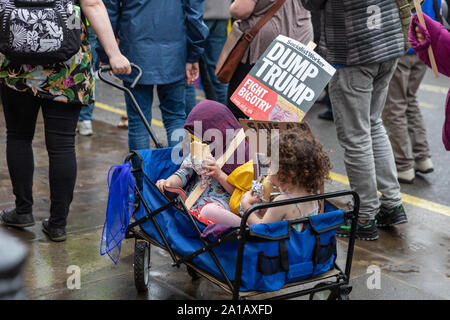 Deux jeunes enfants tenant des banderoles lors d'une protestation d'Atout dans le centre de Londres le 4 juin 2019, au cours de la visite du Président Trump de Londres. Banque D'Images