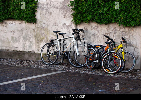 GARDA, Lac de Garde, ITALIE - 12 août 2019 : Rangée de vélos garés près de la haie en garda sur le lac de Garde Banque D'Images