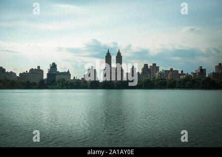 Central Park Lake et de l'Upper West Side skyline, New York City, USA Banque D'Images