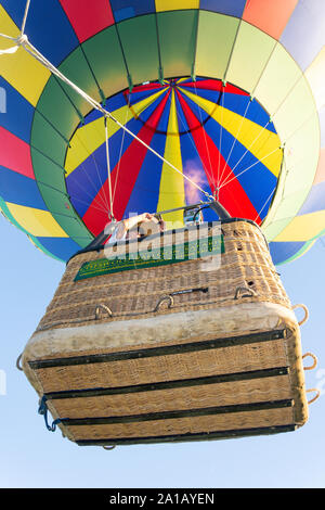 Ballon à air chaud d'un levé de terrain près de Instow, Devon, Angleterre, Royaume-Uni Banque D'Images