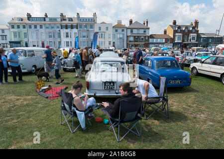 Propriétaire assis derrière leurs 1960 Singer Gazelle à l'Accord Classic Motor Show sur Walmer Green par la plage, Deal, Kent, UK Banque D'Images