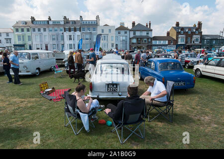 Propriétaire assis derrière leurs 1960 Singer Gazelle à l'Accord Classic Motor Show sur Walmer Green par la plage, Deal, Kent, UK Banque D'Images