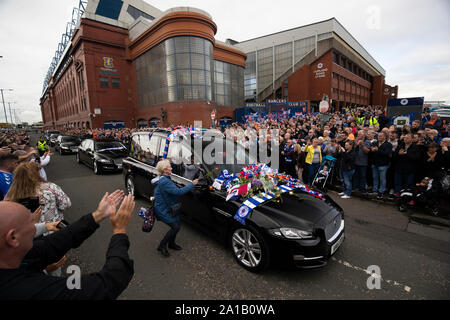 Le cortège funèbre pour l'ancien joueur Fernando Ricksen Rangers passe le long de l'extérieur Stade Ibrox avant des funérailles dans le quartier West End de Glasgow. Banque D'Images