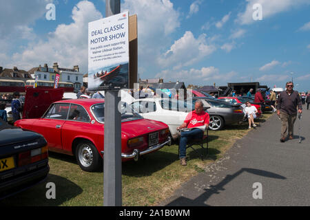 Propriétaire assis à côté de sa red 1960 Alfa Romeo 2000 Sprint à l'Accord Classic Motor Show sur Walmer Green par la plage, Deal, Kent, UK Banque D'Images
