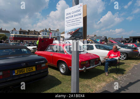 Propriétaire assis à côté de sa red 1960 Alfa Romeo 2000 Sprint à l'Accord Classic Motor Show sur Walmer Green par la plage, Deal, Kent, UK Banque D'Images