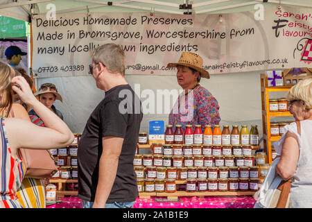 Préserve cultivés localement sont soigneusement empilés en pots et mis en vente sur un étal à Belbroughton Festival d'épouvantails. Banque D'Images