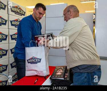 CARDIFF, Royaume-Uni. 25 Sep 2019. Ancien joueur de rugby Sam Warburton lors d'une séance de signature pour son autobiographie le côté ouvert. Tenue à Tesco Extra, Western Avenue et parrainé par des accolades du pain. © Photo Matthieu Lofthouse - Photographe indépendant Crédit : Matthieu Lofthouse/Alamy Live News Banque D'Images