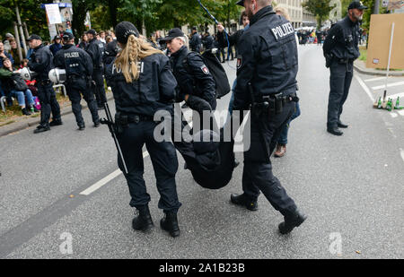 ALLEMAGNE, Hambourg, blocage des routes pour le climat et actions de la police après vendredi pour un rassemblement futur, compensation d'un blocus de rue par la police Banque D'Images